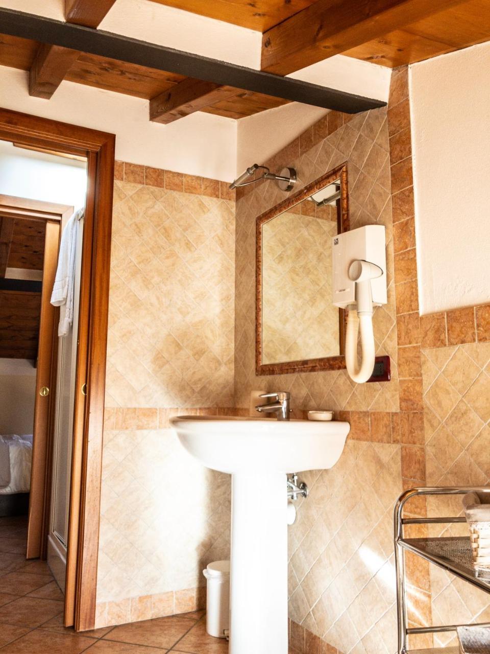 Hotel Le Finestre Su Borghetto Valeggio sul Mincio Esterno foto
